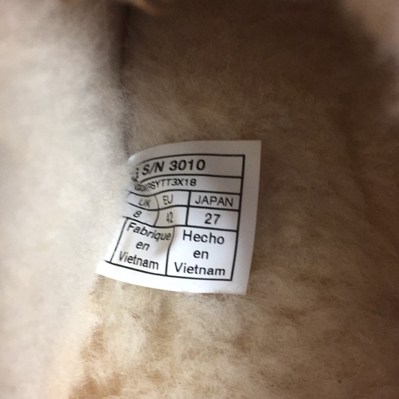 UGG Men’s, Size 9 - Picture 4 of 6